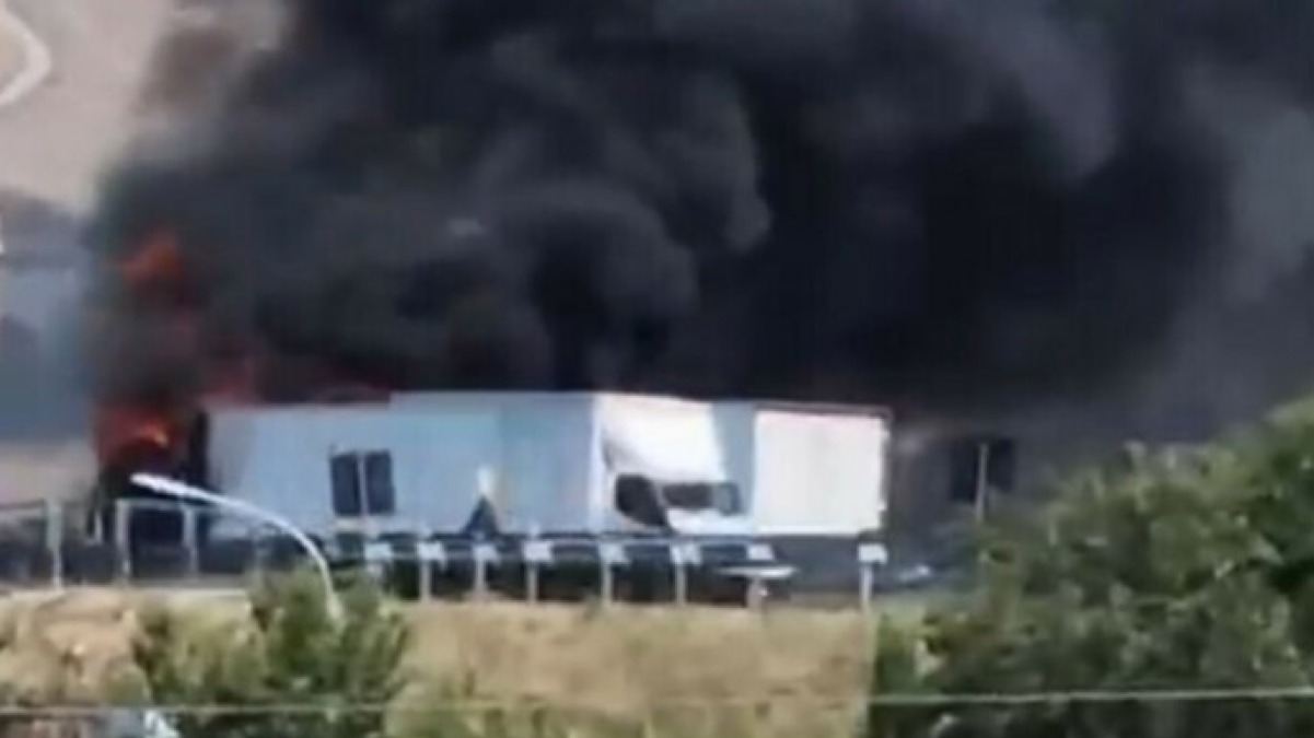 Tir divorato dalle fiamme sull'A16 - 