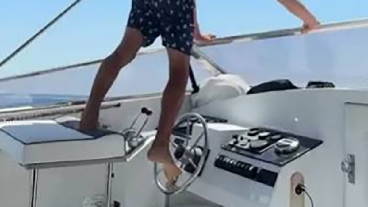 Al timone della barca con i piedi, il video finisce sul web - 