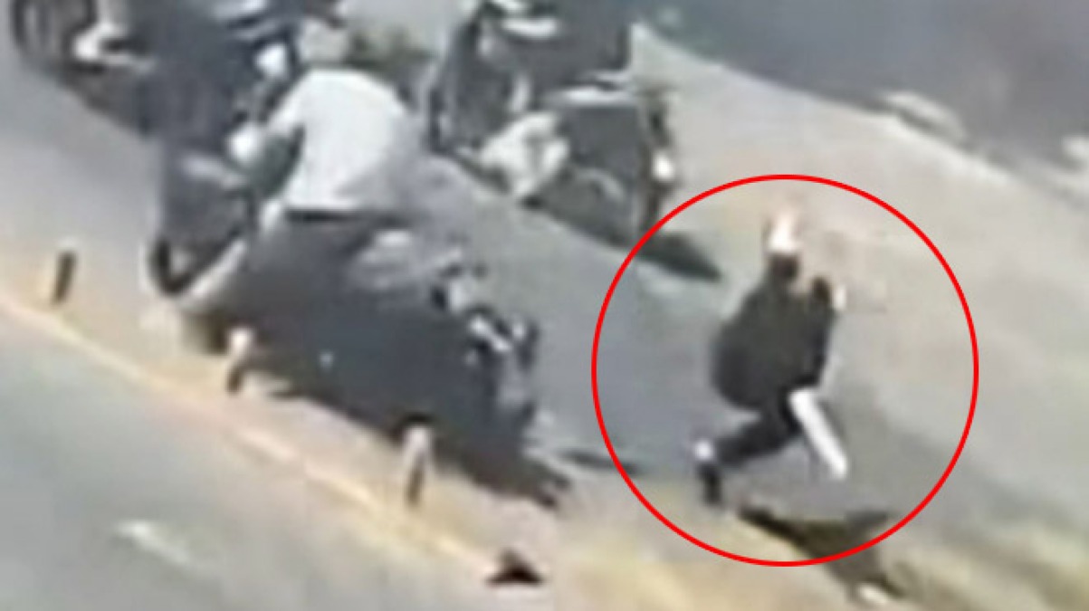 Travolge pedone che attraversa e scappa: tutto ripreso in un video - 