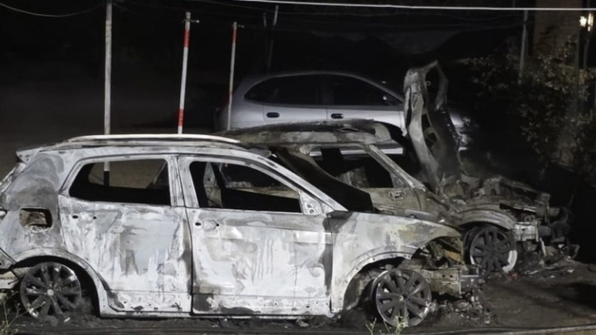 A fuoco due auto in sosta nell'area privata - 