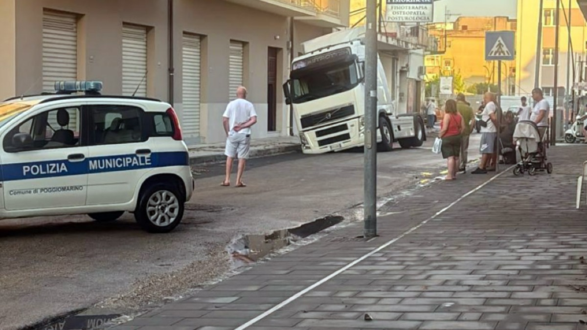 Poggiomarino, tir sprofonda nell’asfalto dopo il temporale - 