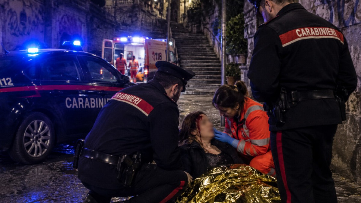 Donna trovata in strada da sola con una ferita alla testa - 
