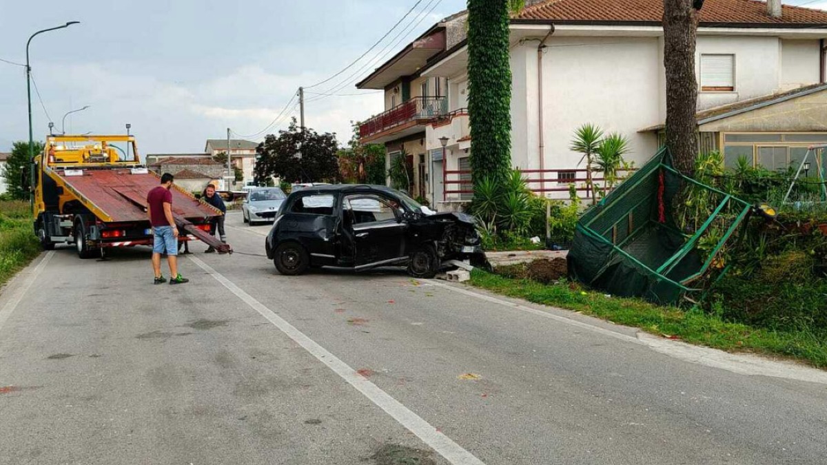 Auto con mamma e figlia va a sbattere contro le bancarelle - 