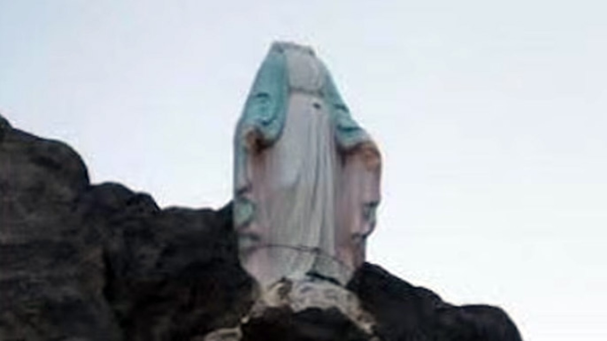 Sfregio alla Madonna, decapitata la statua