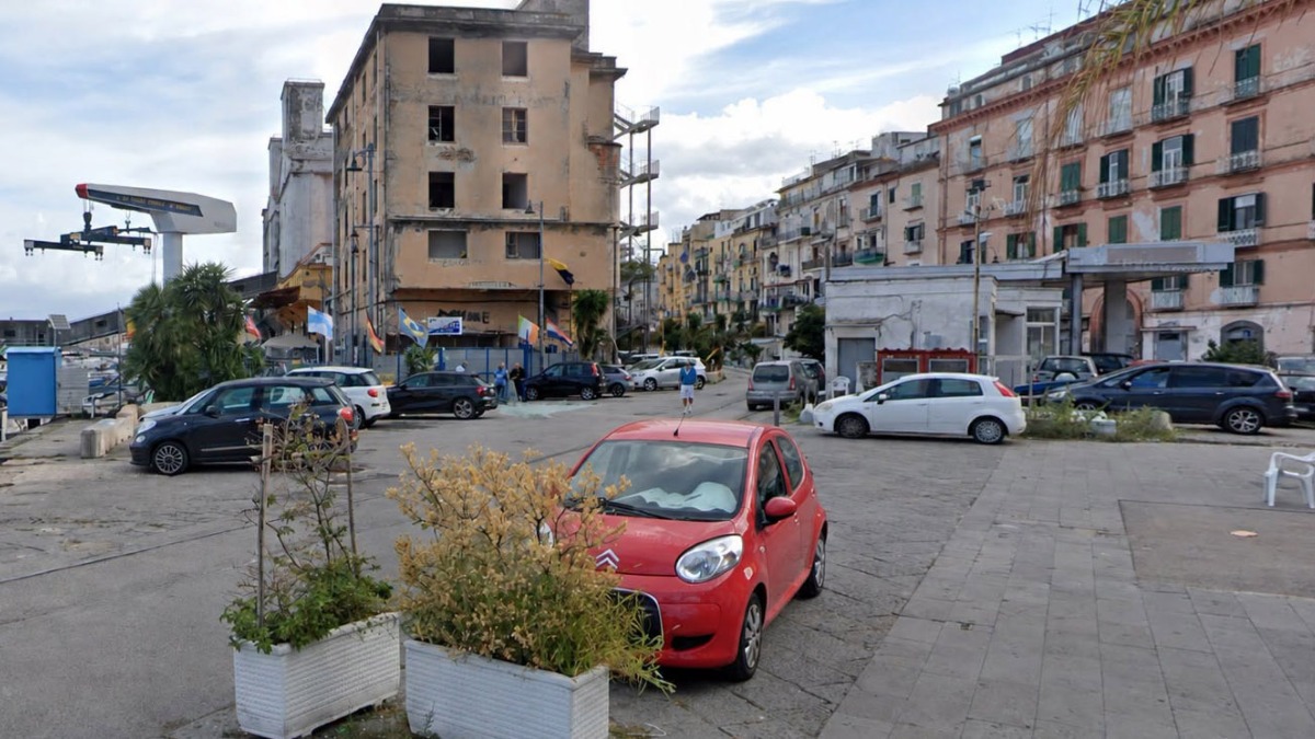 Bimbo di 9 anni lavora come parcheggiatore abusivo - 