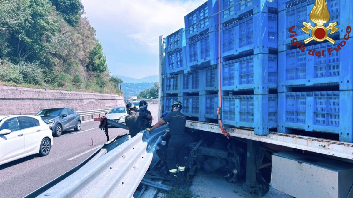 Camion carico di pomodori esce di strada e perde il gasolio - 
