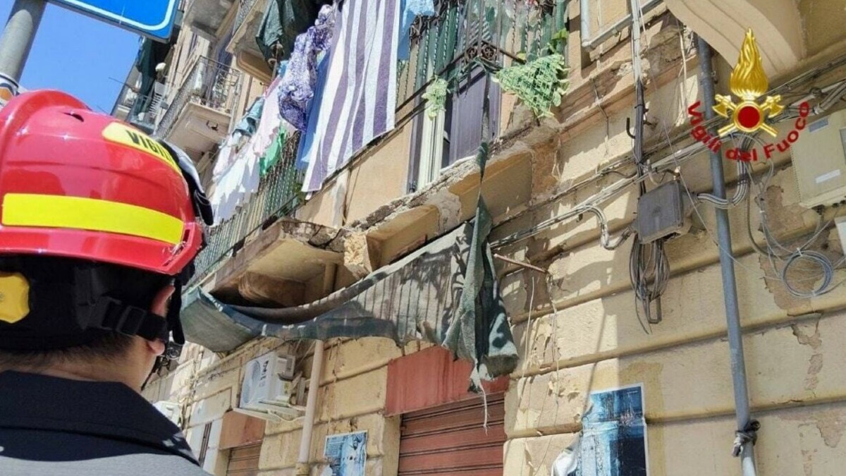 Crolla balcone mentre stende i panni, un'altra donna cade nel vuoto - 