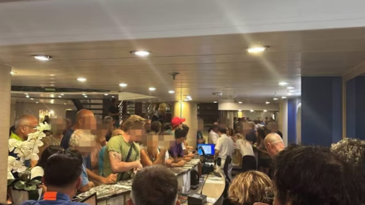 Nave guasta, a bordo centinaia di persone per ore al caldo - 