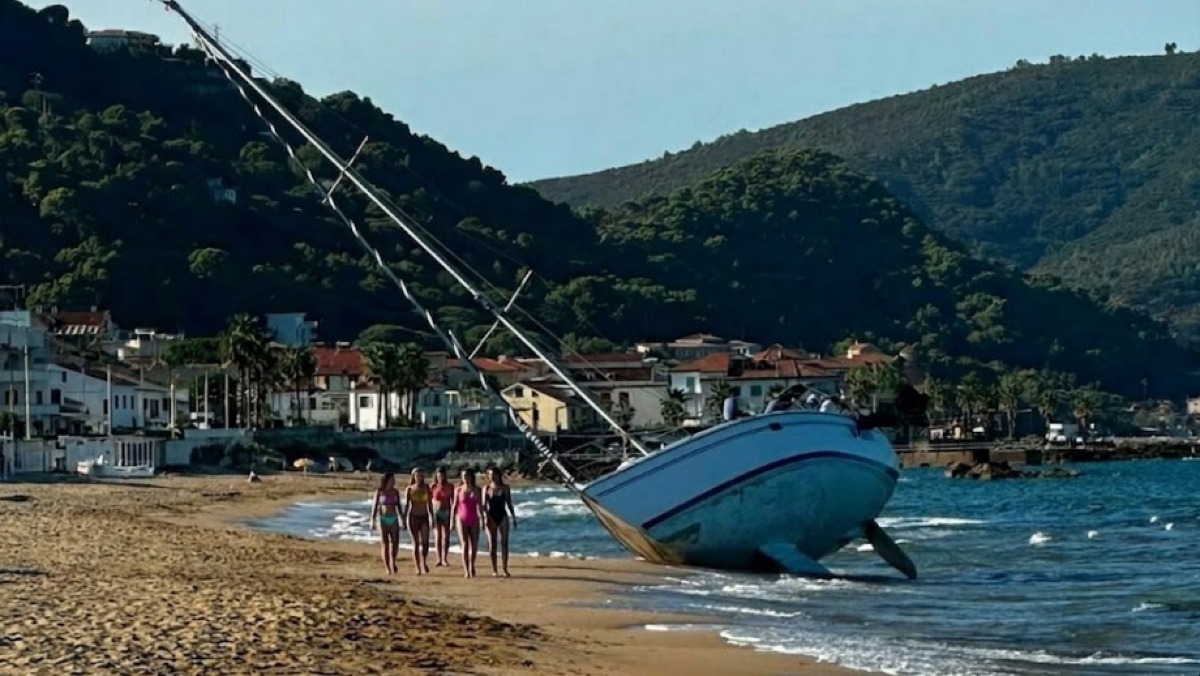 Barca spinta dal maltempo finisce sulla spiaggia - 