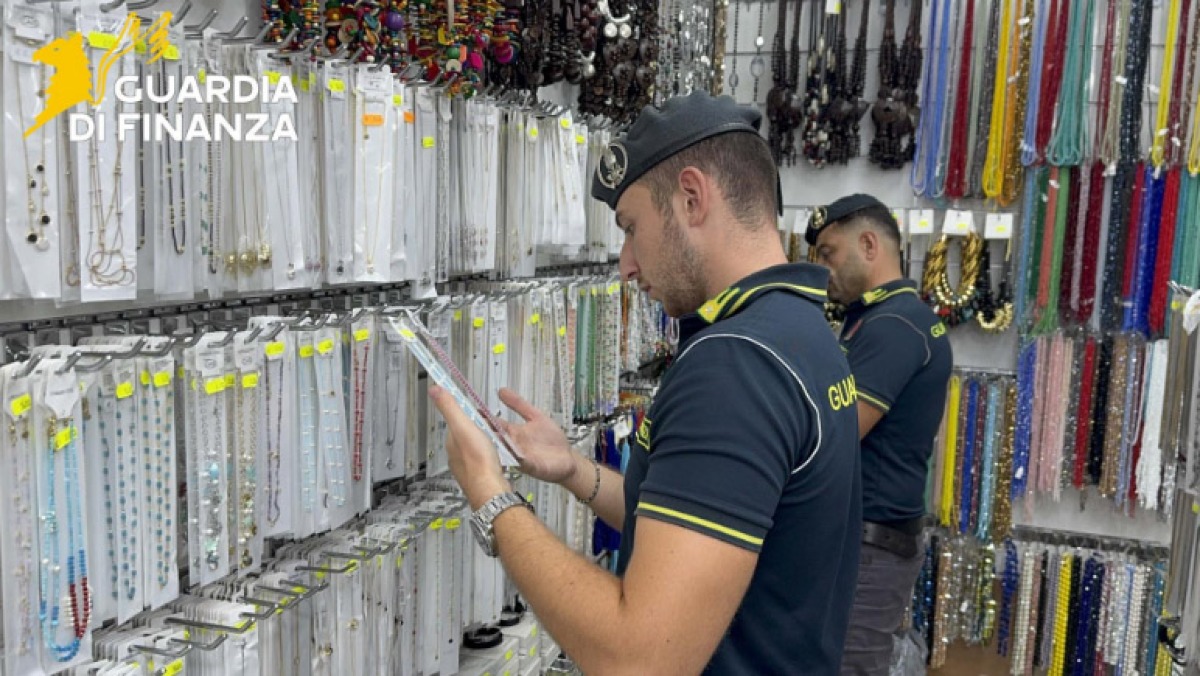 Sequestrati milioni di pezzi di chincaglieria, sono pericolosi per la pelle - 
