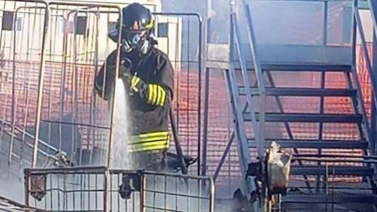 In fiamme autogrill sull'A2 in Campania - 