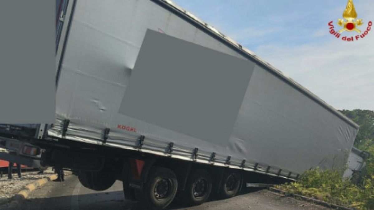Scontro tra due camion, uno resta sospeso nel vuoto - 