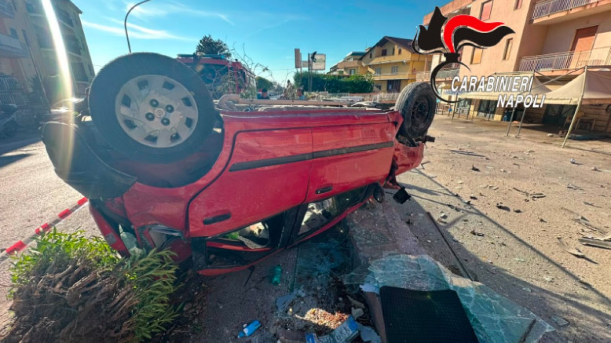 Alla guida a 17 anni finisce contro una cabina elettrica, a bordo due 15enni - 