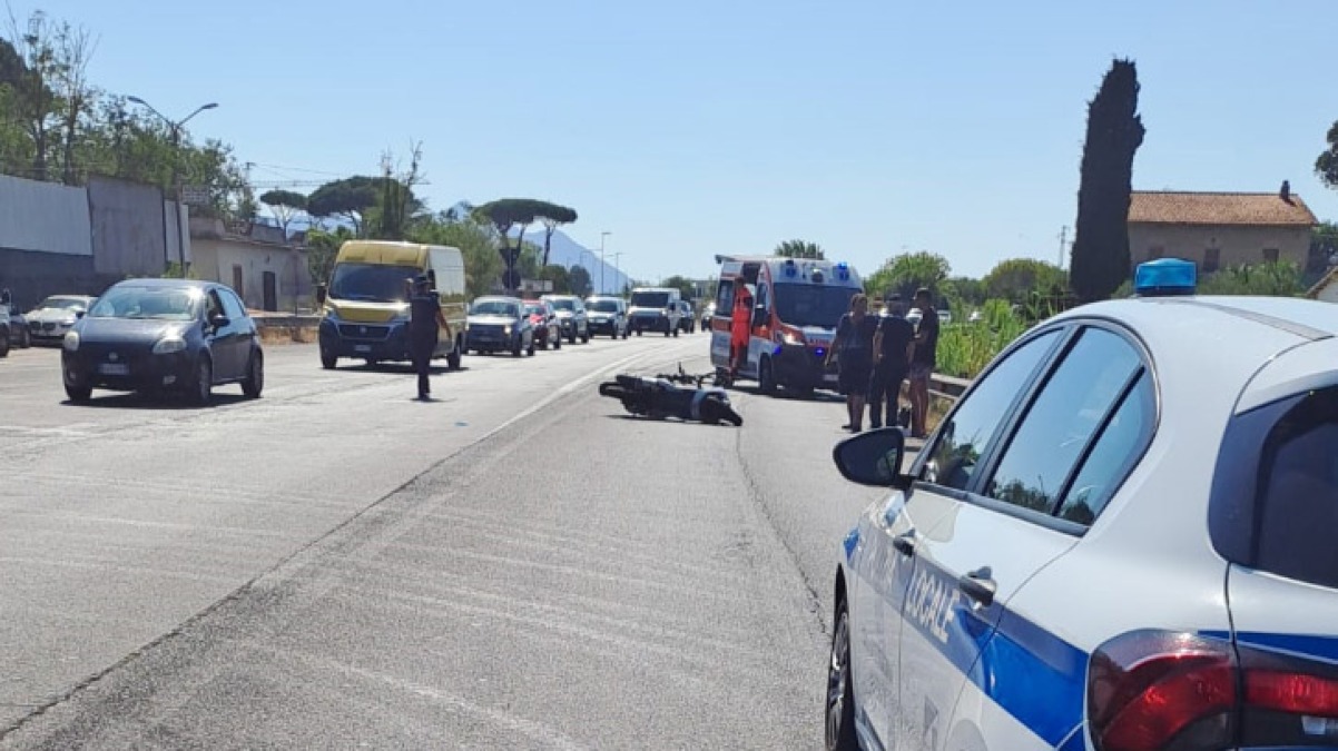 Bici elettrica contro moto, c'è un ferito grave - 