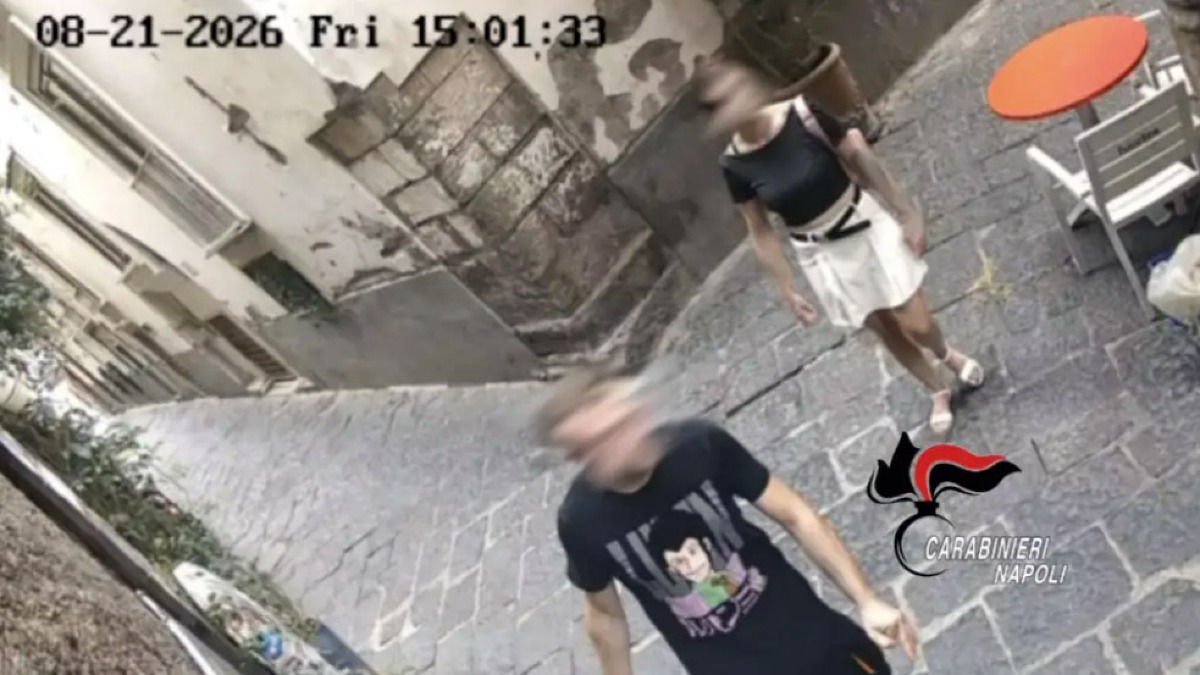 Uomo e donna rubano bici elettriche e scappano in Circum - 