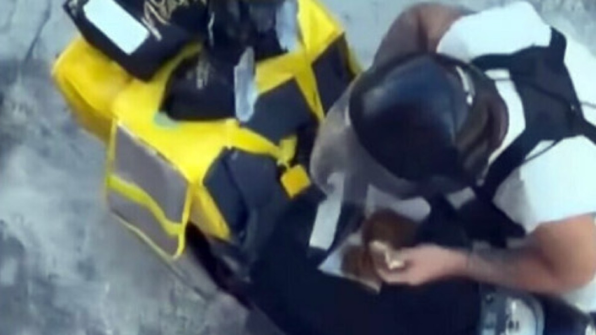 Il rider si ferma in strada e mangia il cibo del cliente - 