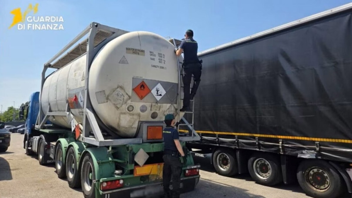 Benzina e olio motore di contrabbando: fermati in quattro nel Vesuviano - 