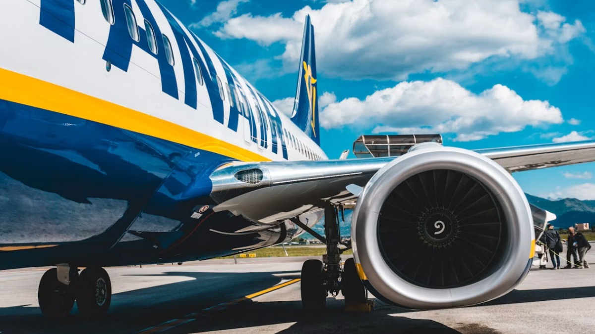 Paura prima di Capodichino, aereo perde carburante dall'ala dopo il decollo - 