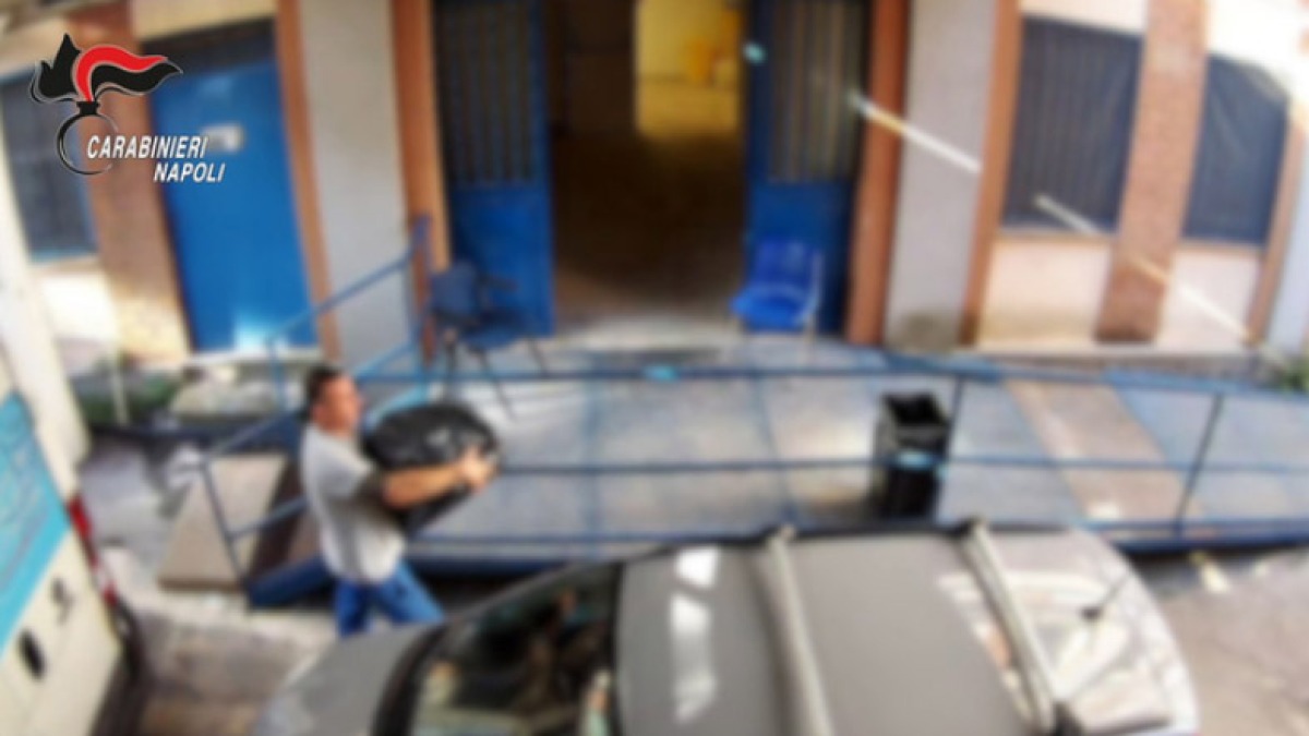 Ruba condizionatore portatile al Pascale - 