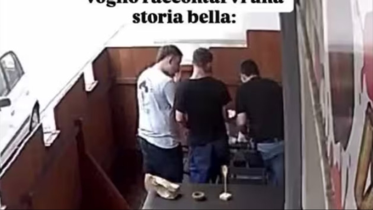 Mangiano nel locale in chiusura e ripuliscono tutto - 