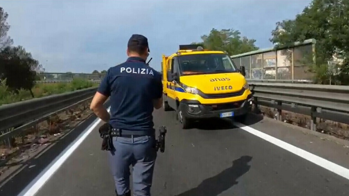 Si scontrano due camion sul raccordo - 