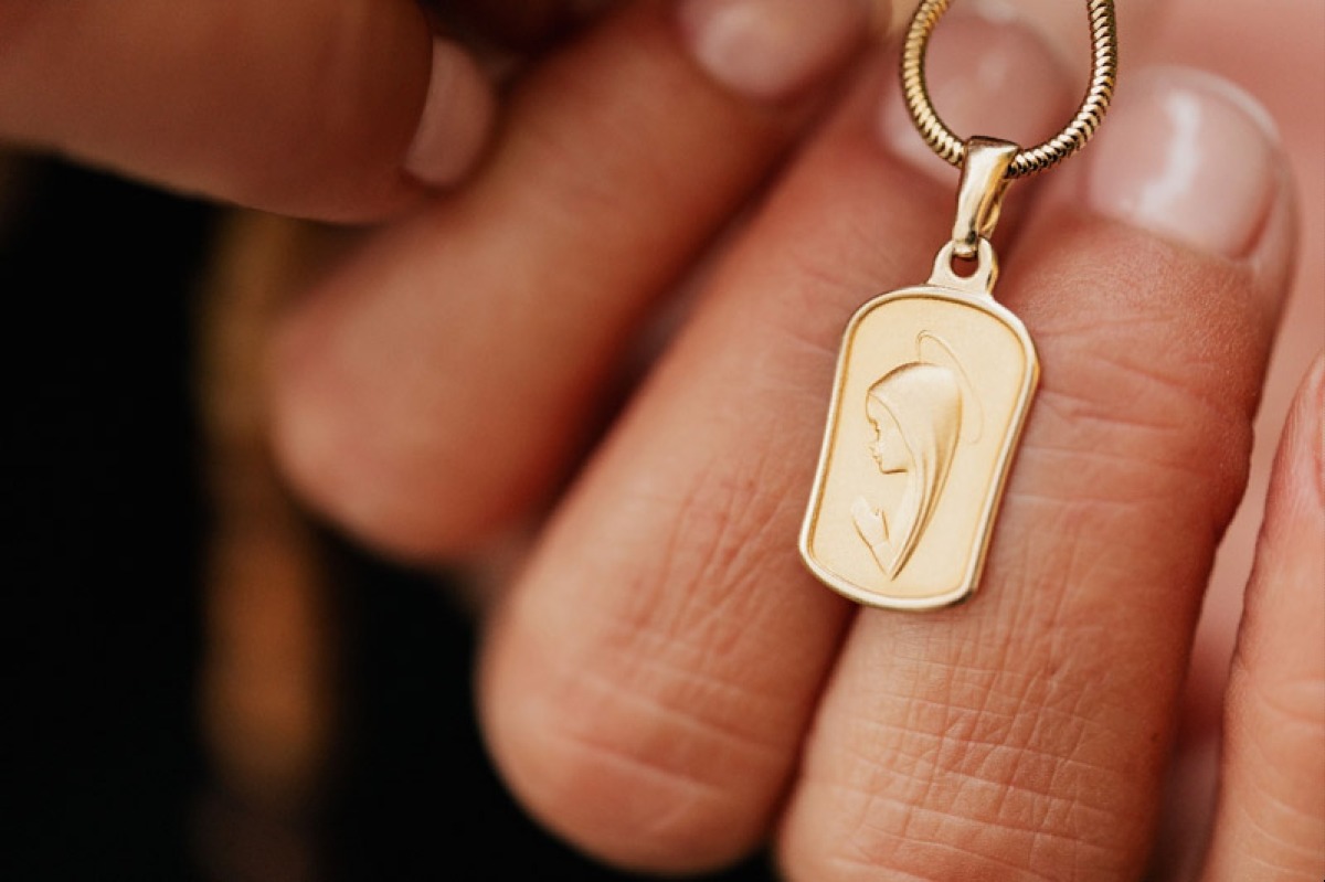 Medaglie dei santi: storia, significato e perché continuano a essere così diffuse - https://www.pexels.com/it-it/foto/mano-tenendo-cristianesimo-fede-5206848/