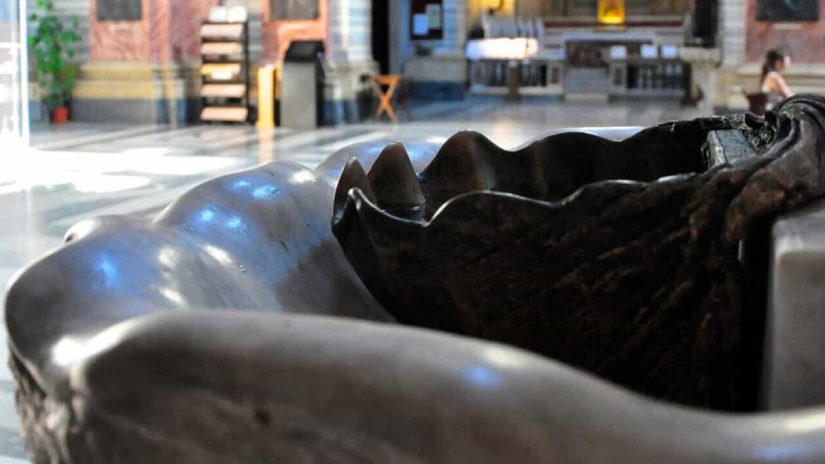 Bimba di 6 anni schiacciata dall'acquasantiera in chiesa - 