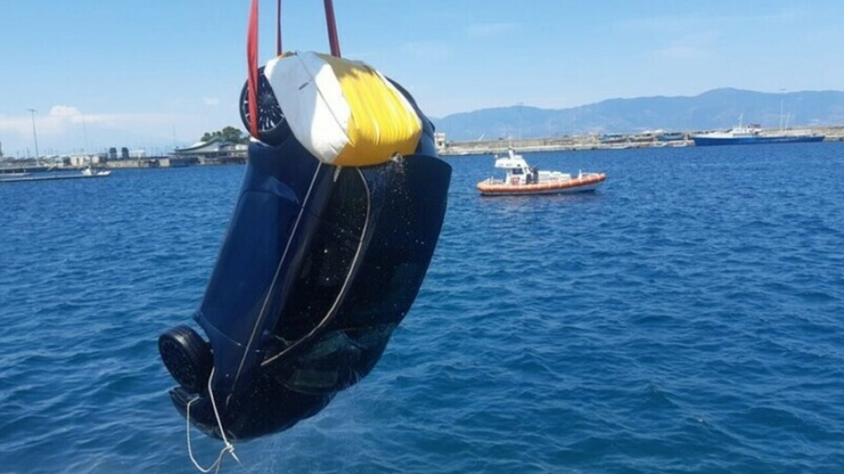 Finisce in mare con l'auto, ma spacca un finestrino - 