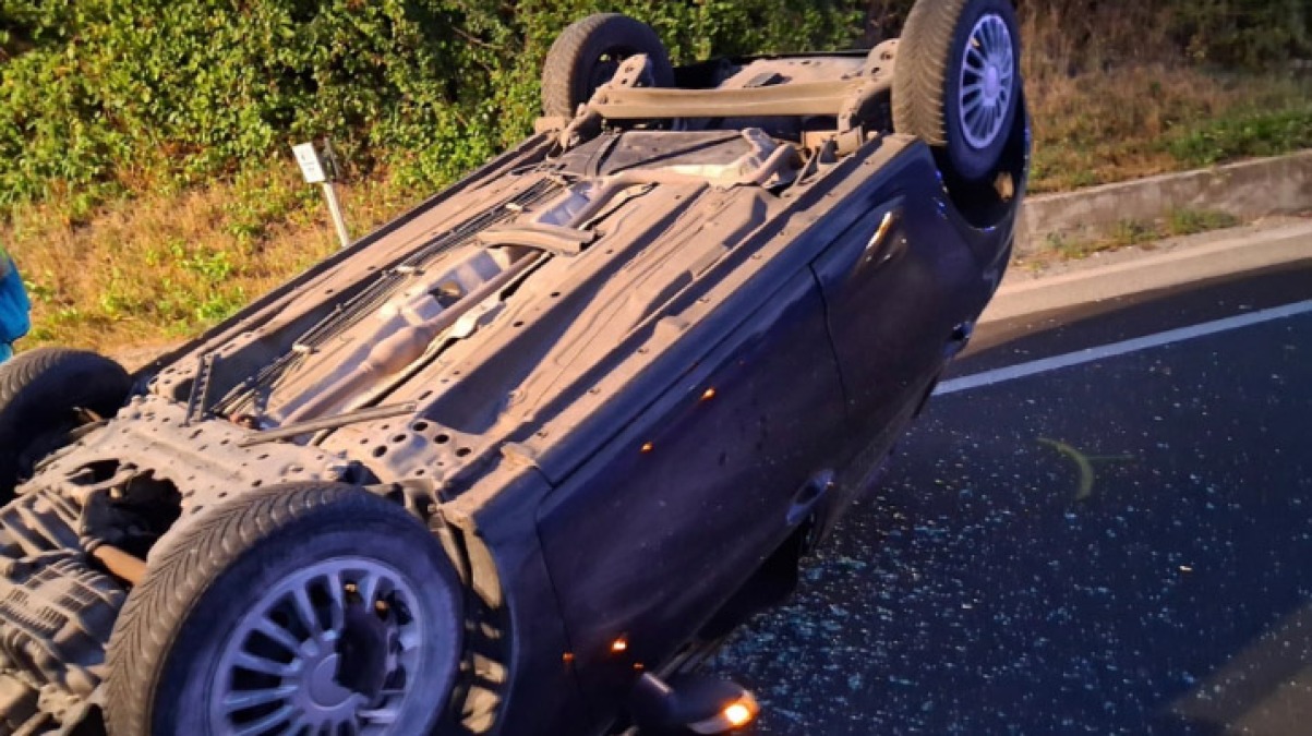 Auto contro un muro, muore a 23 anni - 
