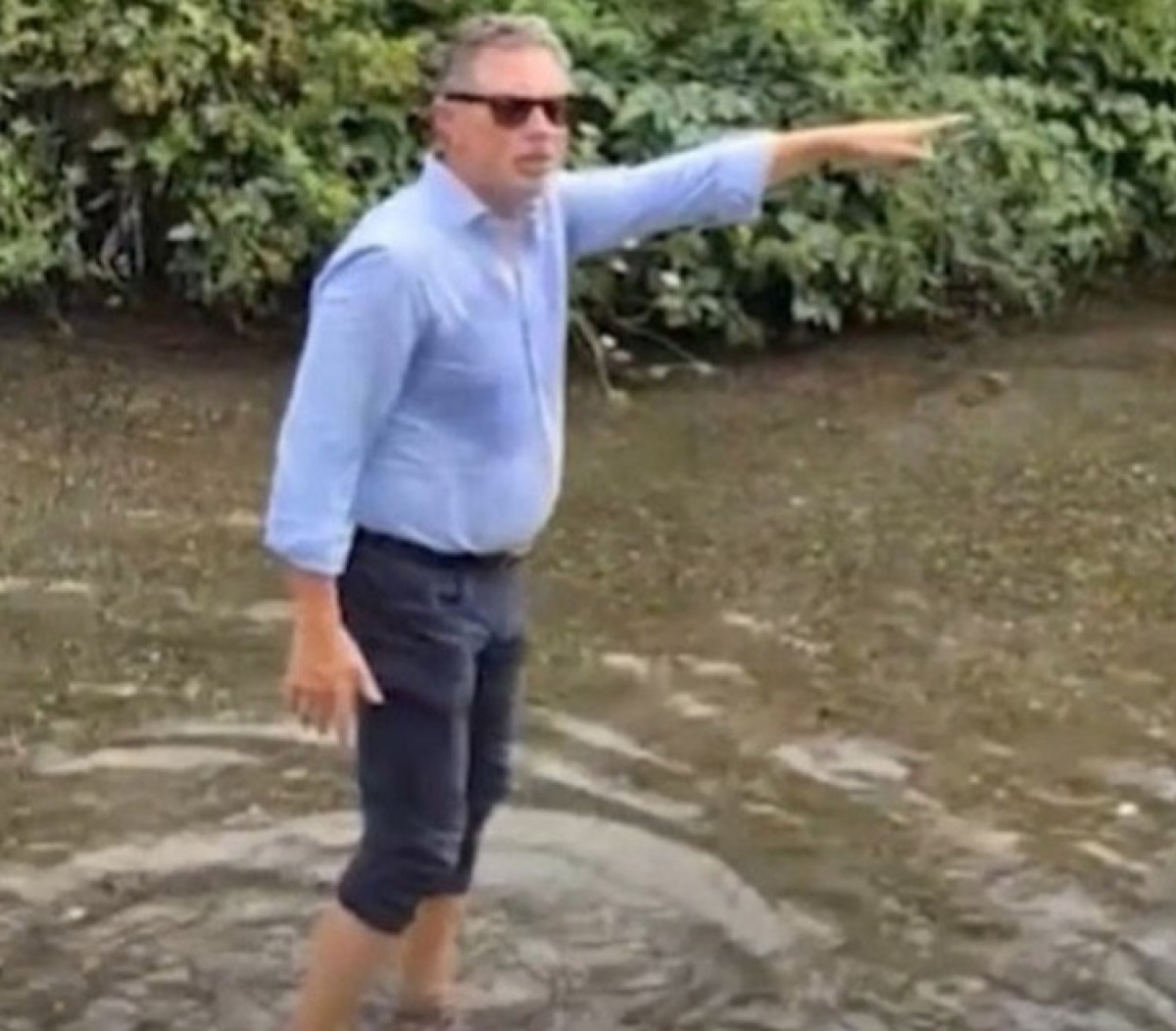 Borrelli con i piedi nel Sarno per scoprire gli scarichi abusivi - 
