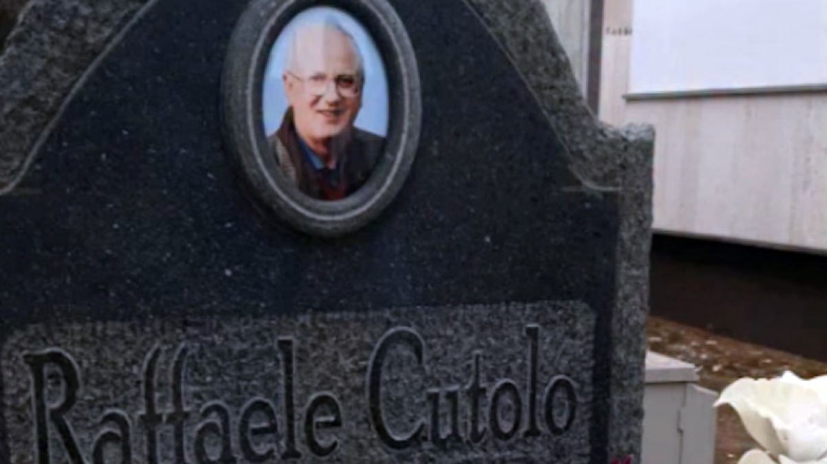 Cimitero di Ottaviano, tributo a Cutolo sui social - 
