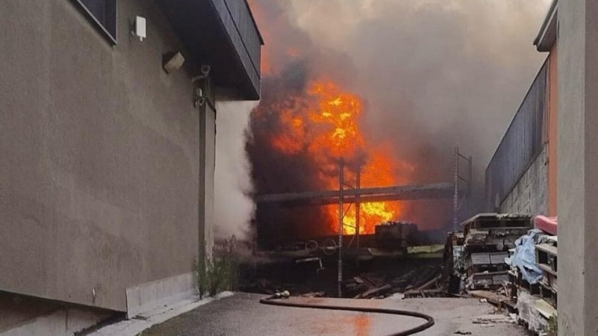 Vasto incendio in un deposito avvolge quattro locali