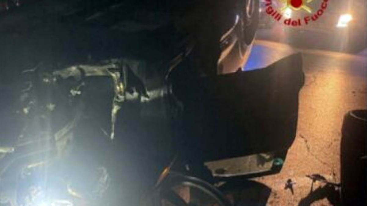 Auto finisce contro un muretto e si ribalta - 