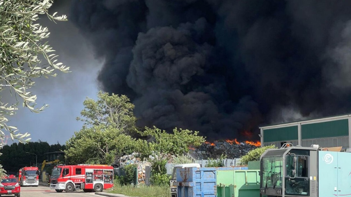 Impianto dei rifiuti in fiamme: "Chiudete porte e finestre" - 