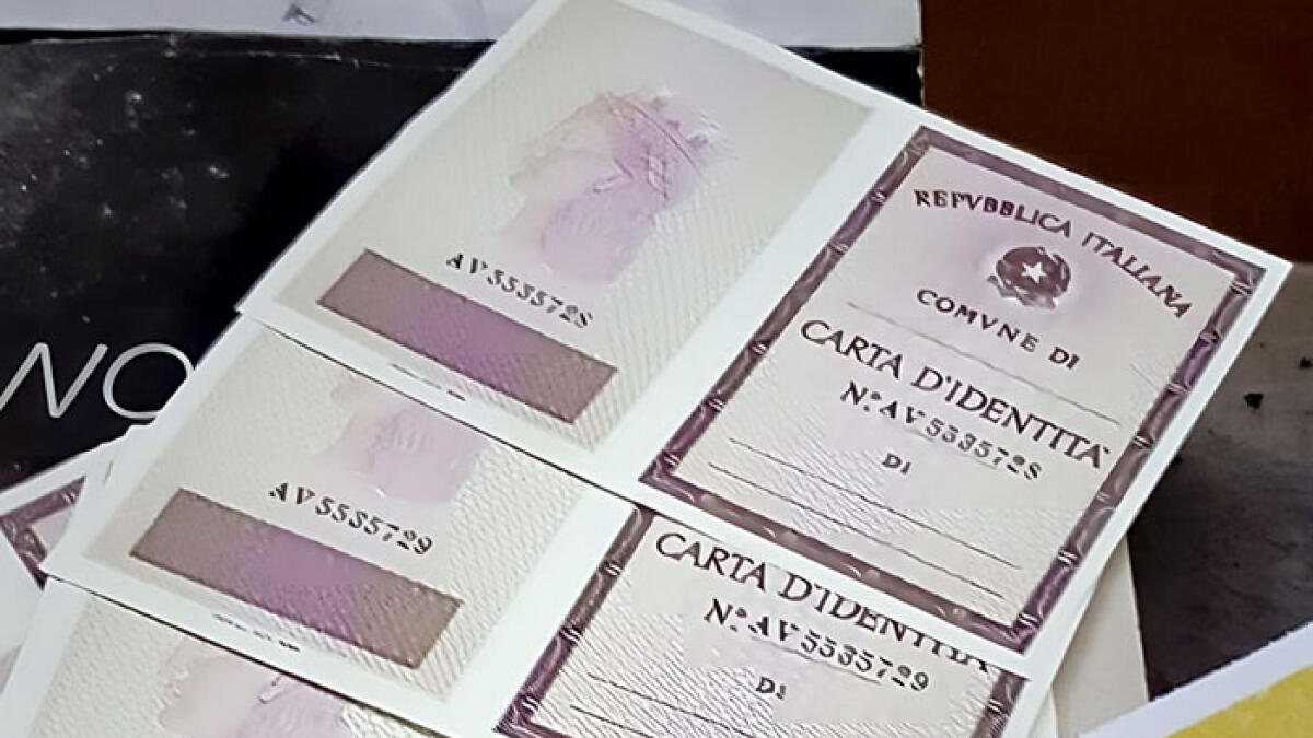 Addio alla vecchia carta d'identità: niente più espatrio - 