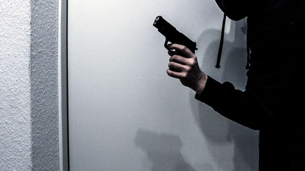 Rapinatori armati sparano dopo che la vittima scappa - 