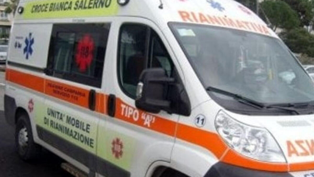 Si schianta con un Van di turisti, muore motociclista sulla Sorrentina - 