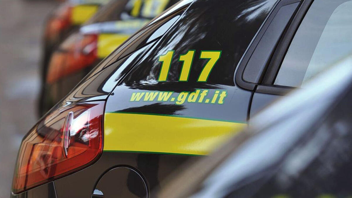 Blitz della Finanza: scovati due chili di droga e tre pistole - 