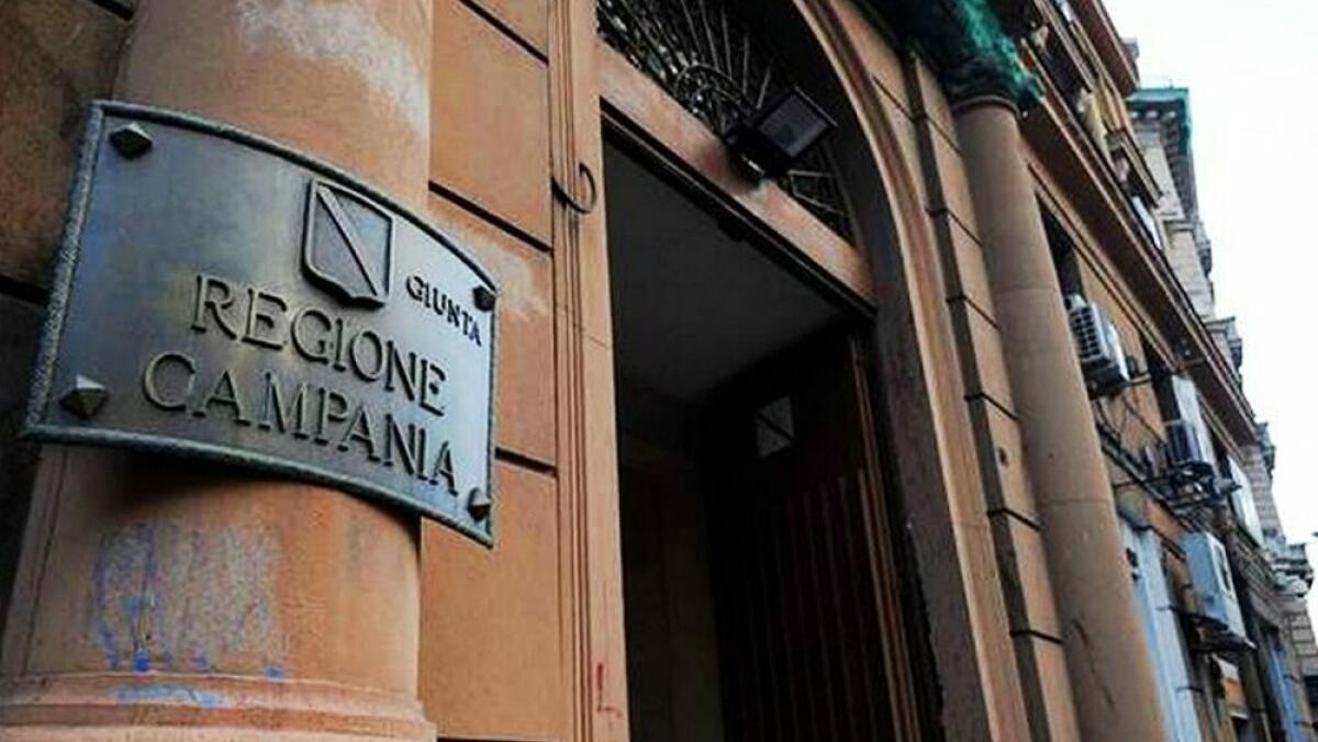 Fiamme nella sede della Regione Campania - 