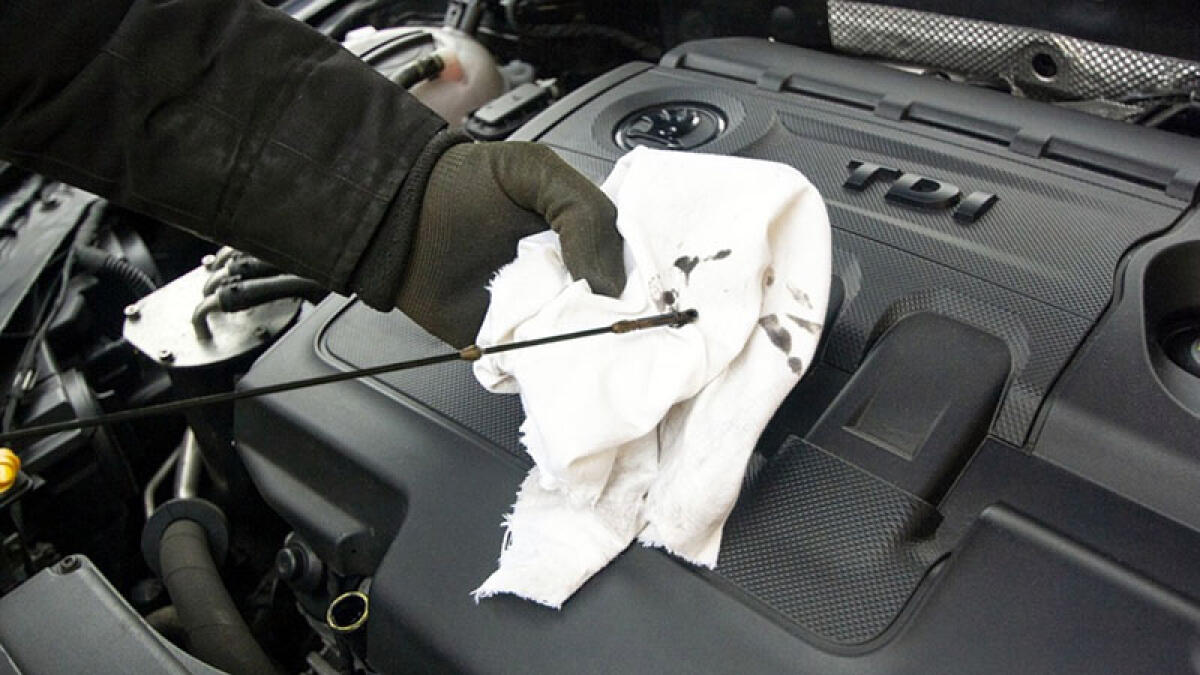 Cede il cric, meccanico muore schiacciato dall'auto - 