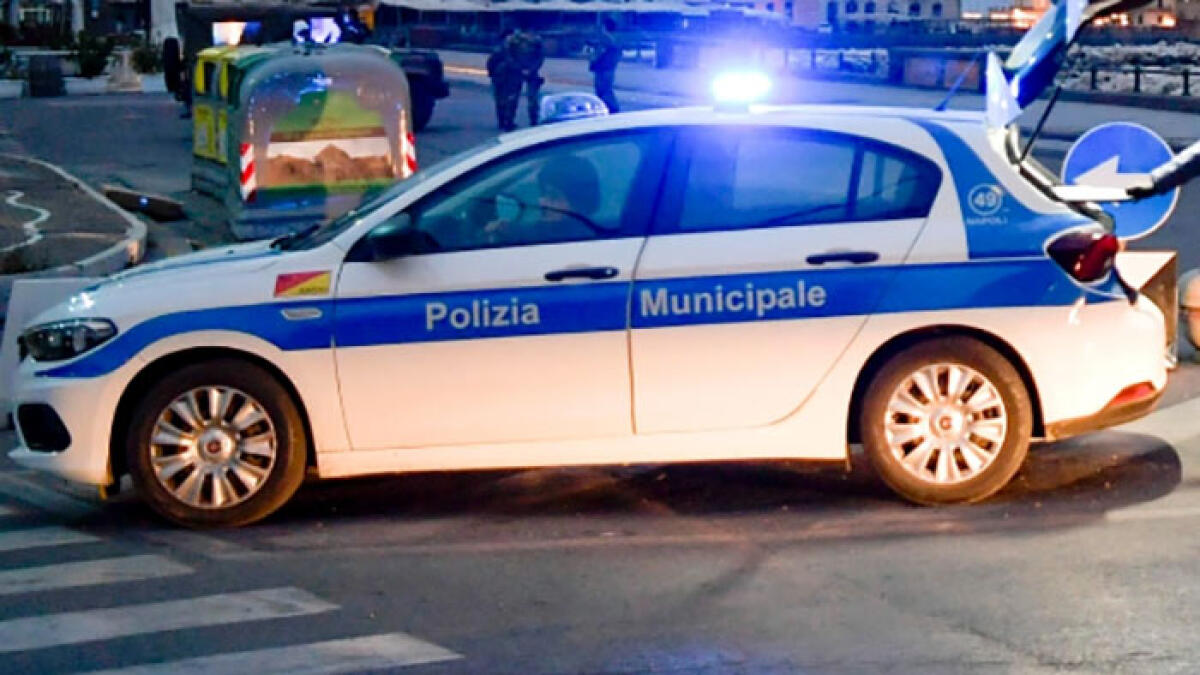 Scappa al posto di blocco e ferisce un agente - 