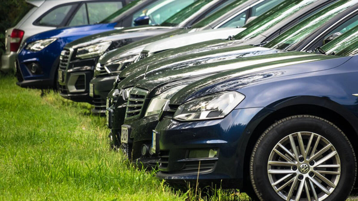 Clona assegno da oltre 60mila euro e compra un'auto di lusso - 