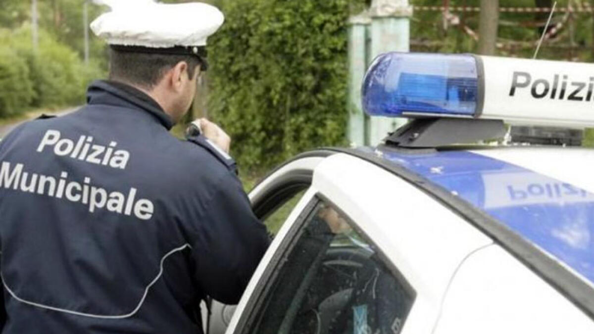 Atti osceni in luoghi pubblici nei parcheggi dei noti store - 