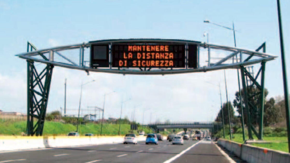 Tir sfonda il guardrail e finisce nell'altra corsia dell'A30