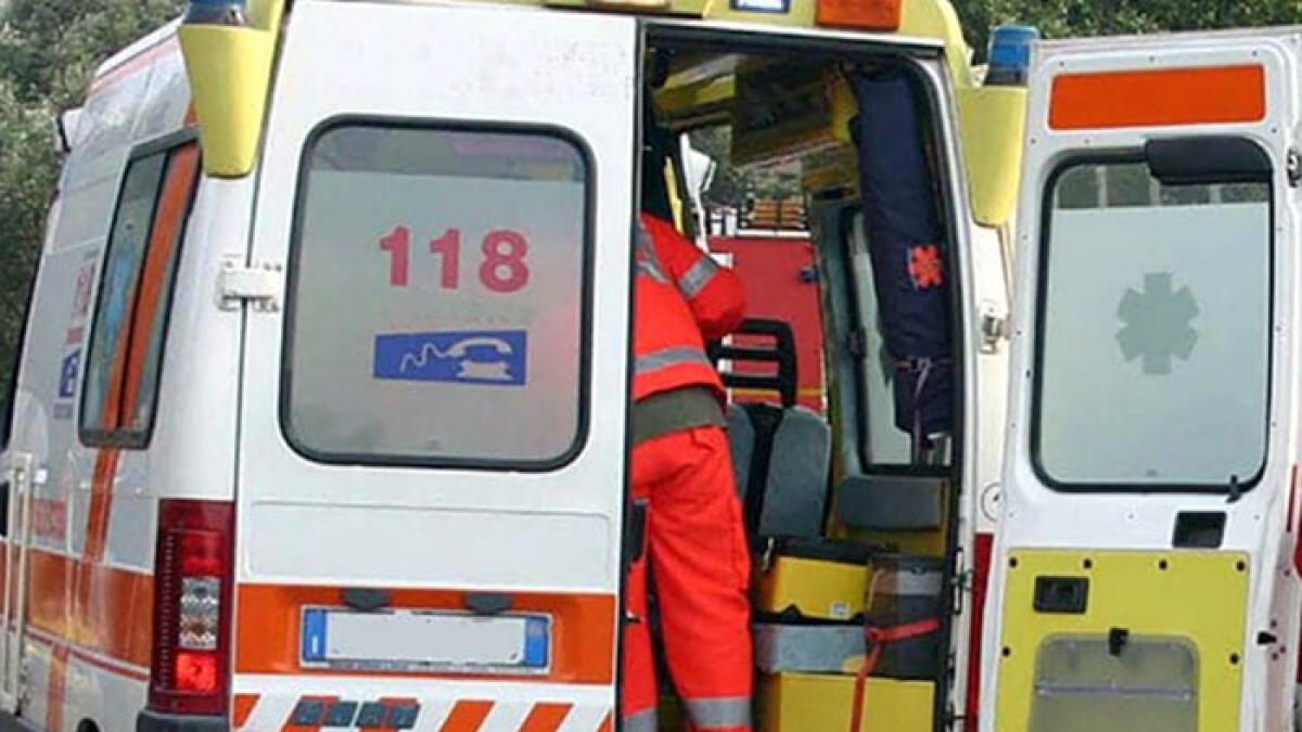 Schianto tra moto e auto: muore il centauro, feriti padre con due bimbi