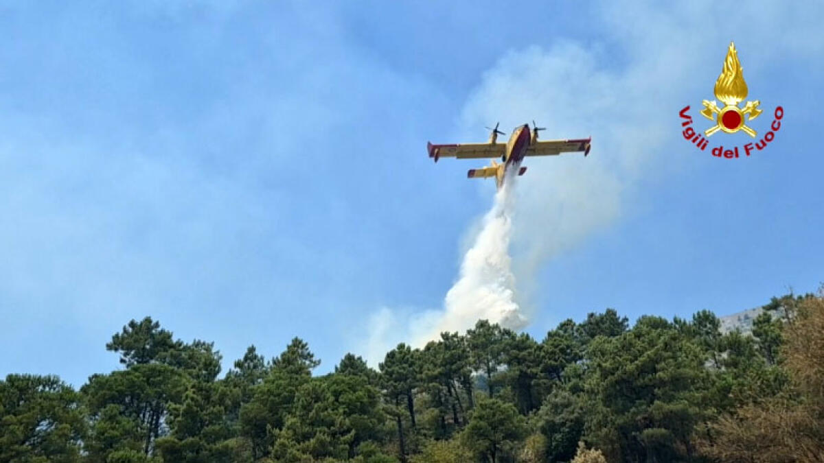 Cinque incendi in contemporanea in Costiera, canadair in volo - 
