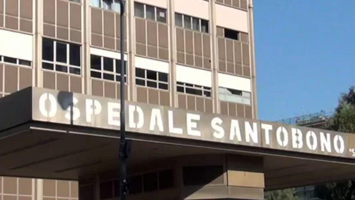 Cade armadietto e viene travolto, bimbo grave al Santobono - 