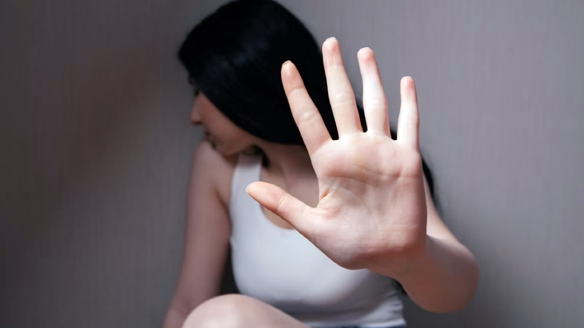 "Papi no", ma lui spinge via il figlioletto e massacra la ex - 
