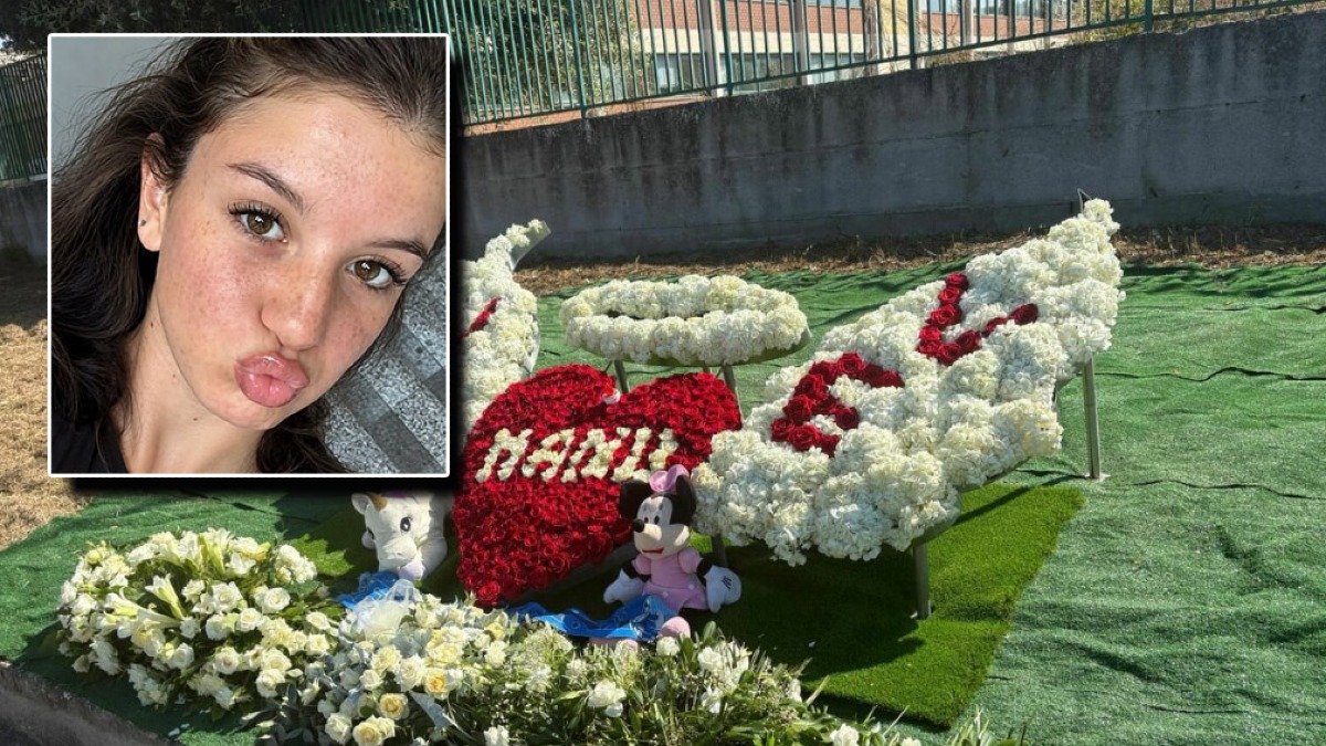 L'addio a Manuela morta a 16 anni, una ghirlanda per lei - 