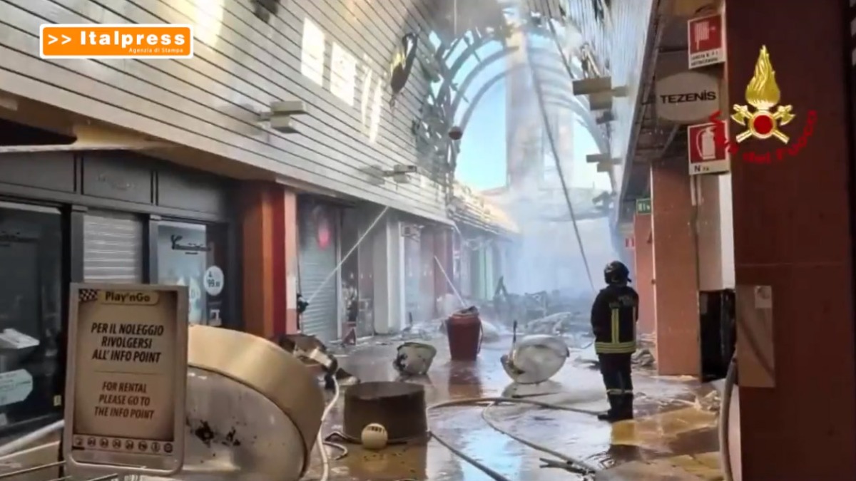 Incendio al centro commerciale, pompieri sul posto - 